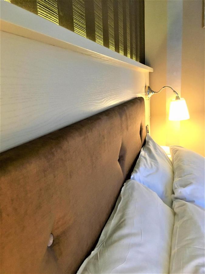 Astley Bank Hotel Дарвен Екстер'єр фото