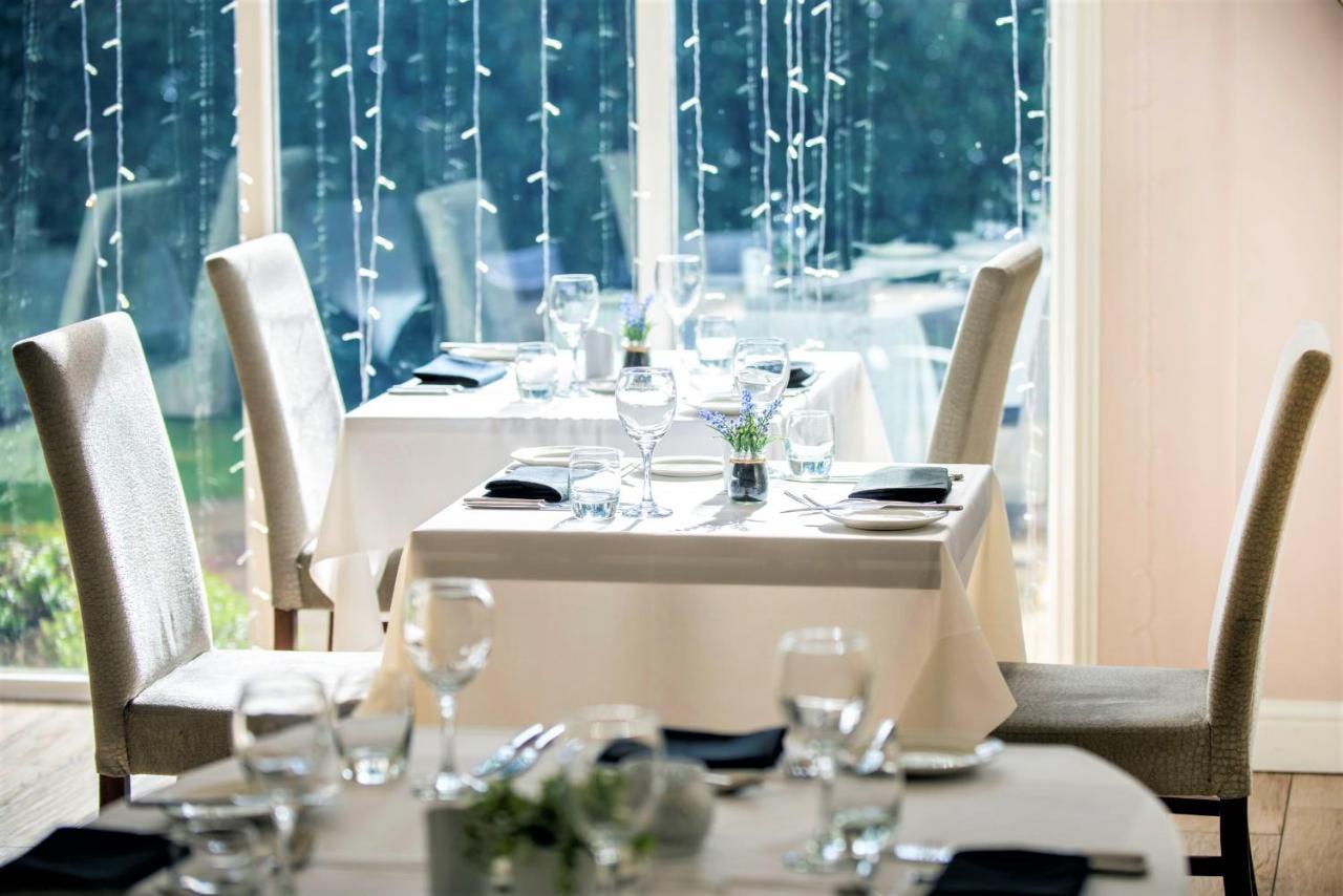 Astley Bank Hotel Дарвен Екстер'єр фото