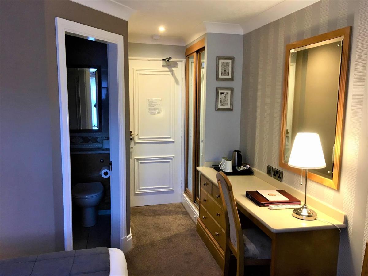 Astley Bank Hotel Дарвен Екстер'єр фото