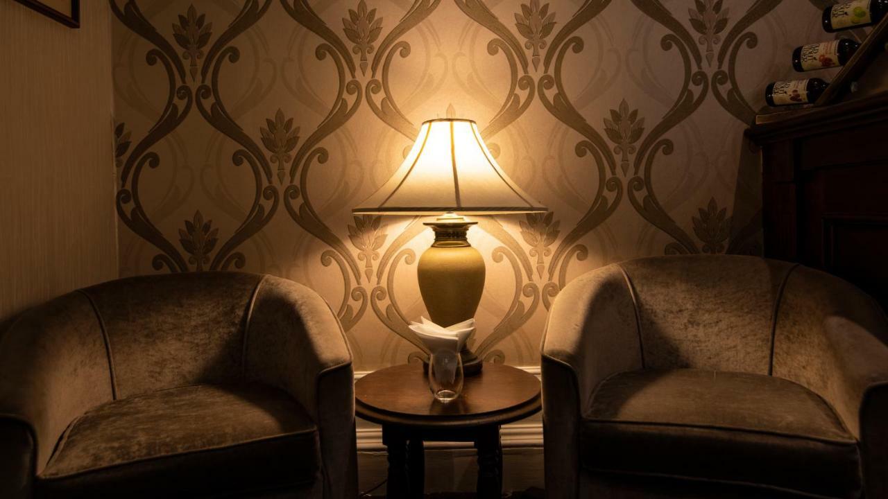 Astley Bank Hotel Дарвен Екстер'єр фото