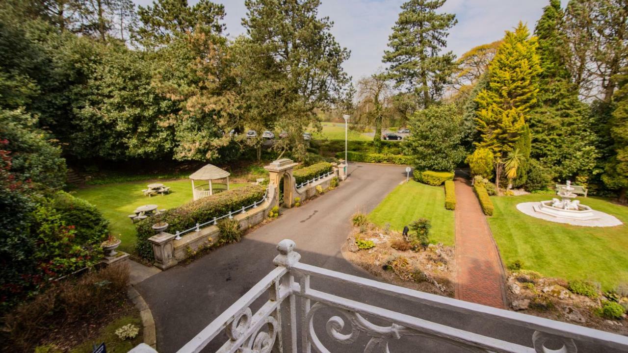 Astley Bank Hotel Дарвен Екстер'єр фото