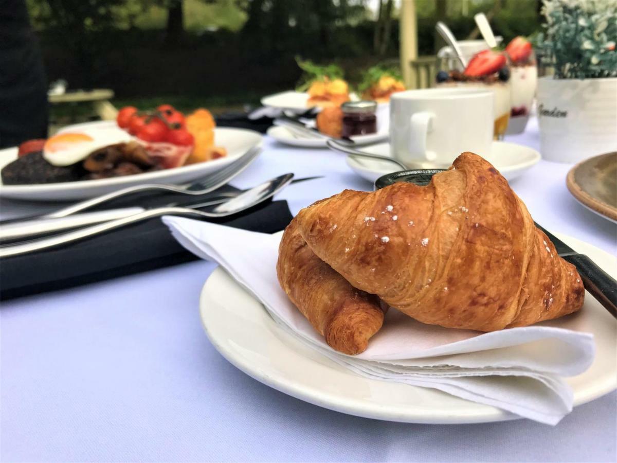 Astley Bank Hotel Дарвен Екстер'єр фото